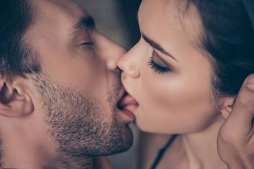 Ý nghĩa của hôn nút lưỡi là gì?